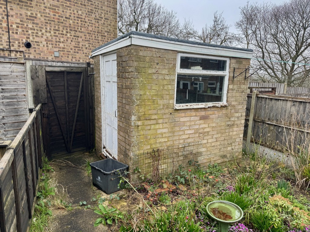 Lot: 85 - MID-TERRACE HOUSE FOR IMPROVEMENT WITH GARAGE EN-BLOC - brick and flat room garden building